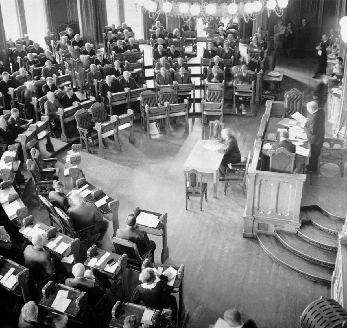 Stortingets første møte etter krigen var 14. juni 1945, da dette bildet ble tatt.