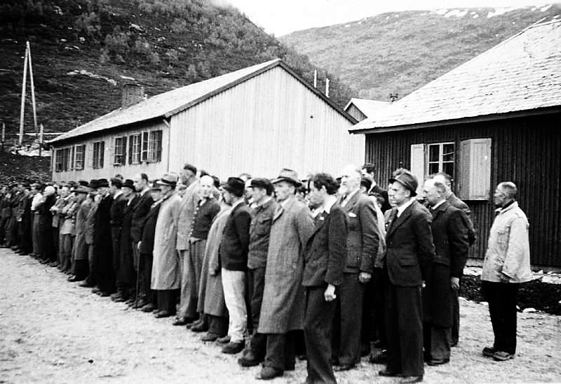 Etter krigen ble Espeland fangeleir utenfor Bergen tatt i bruk til landssvikfanger. Norske landssvikfanger på oppstilling, sannsynligvis høsten 1945.