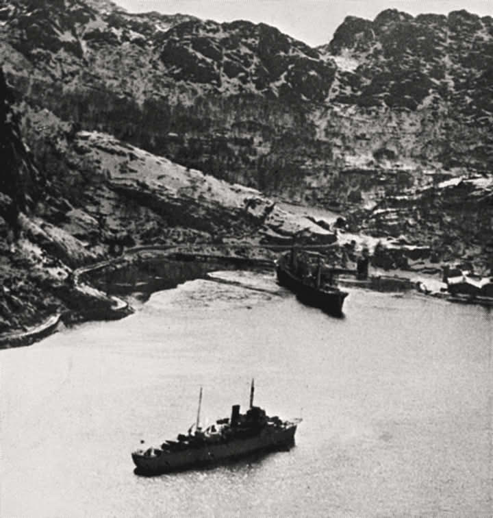 Det tyske skipet Altmark på grunn innerst i Jøssingfjorden i februar 1940. Utenfor ligger et norsk vaktfartøy.