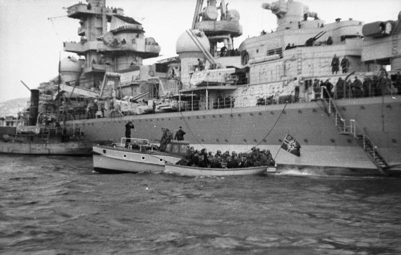 Admiral Hipper i Trondheim, 1940. Tyske tropper går i land.