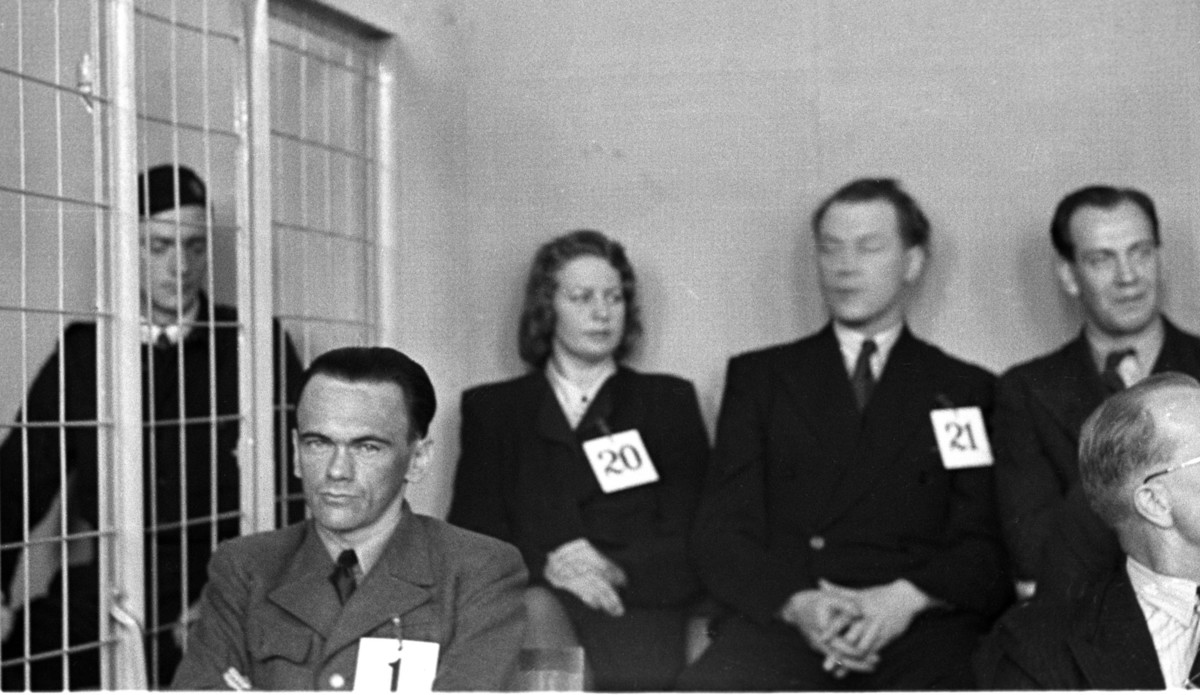 Henry Rinnan (tiltalt nr. 1) på tiltalebenken i Trondheim tinghus, sammen med 29 av sine assistenter, 30. april 1946.